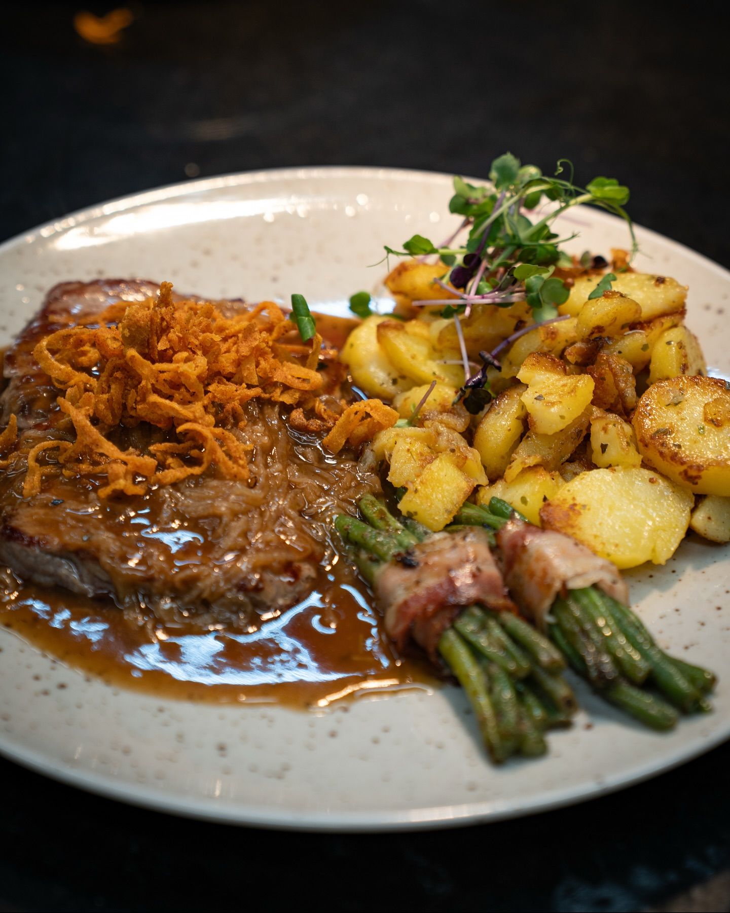 Zwiebelrostbraten mit Röstkartoffeln und Speckbohnen aus unserer aktuellen Tageskarte! 🥓🥩🫛#b3 #wattens #restaurant #bar #lounge #food #foodlover #drinks #beer #wine #party #events #catering #foodporn #instafood #dinner #breakfast #lunch #delicious #yummy #coffee #cafe #tasty #cocktails #homemade #gastro #gastronomie #tirol #menü26#b3, #wattens, #restaurant, #bar, #lounge, #food, #foodlover, #drinks, #beer, #wine, #party, #events, #catering, #foodporn, #instafood, #dinner, #breakfast, #lunch, #delicious, #yummy, #coffee, #cafe, #tasty, #cocktails, #homemade, #gastro, #gastronomie, #tirol, #menü